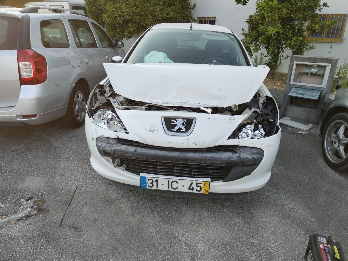 Peugeot 206 plus van acidentada