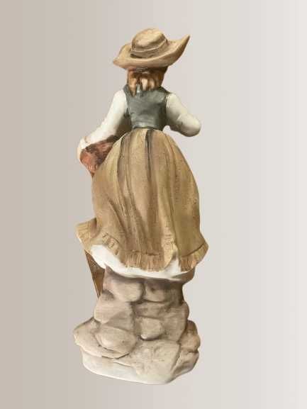 Figura de Dama Antiga em biscuit 7,5 larg x 20 cm alt.