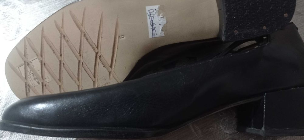 Oportunidades!  Sapatos pele Novos, tamanho 39 pequeno e outros pares