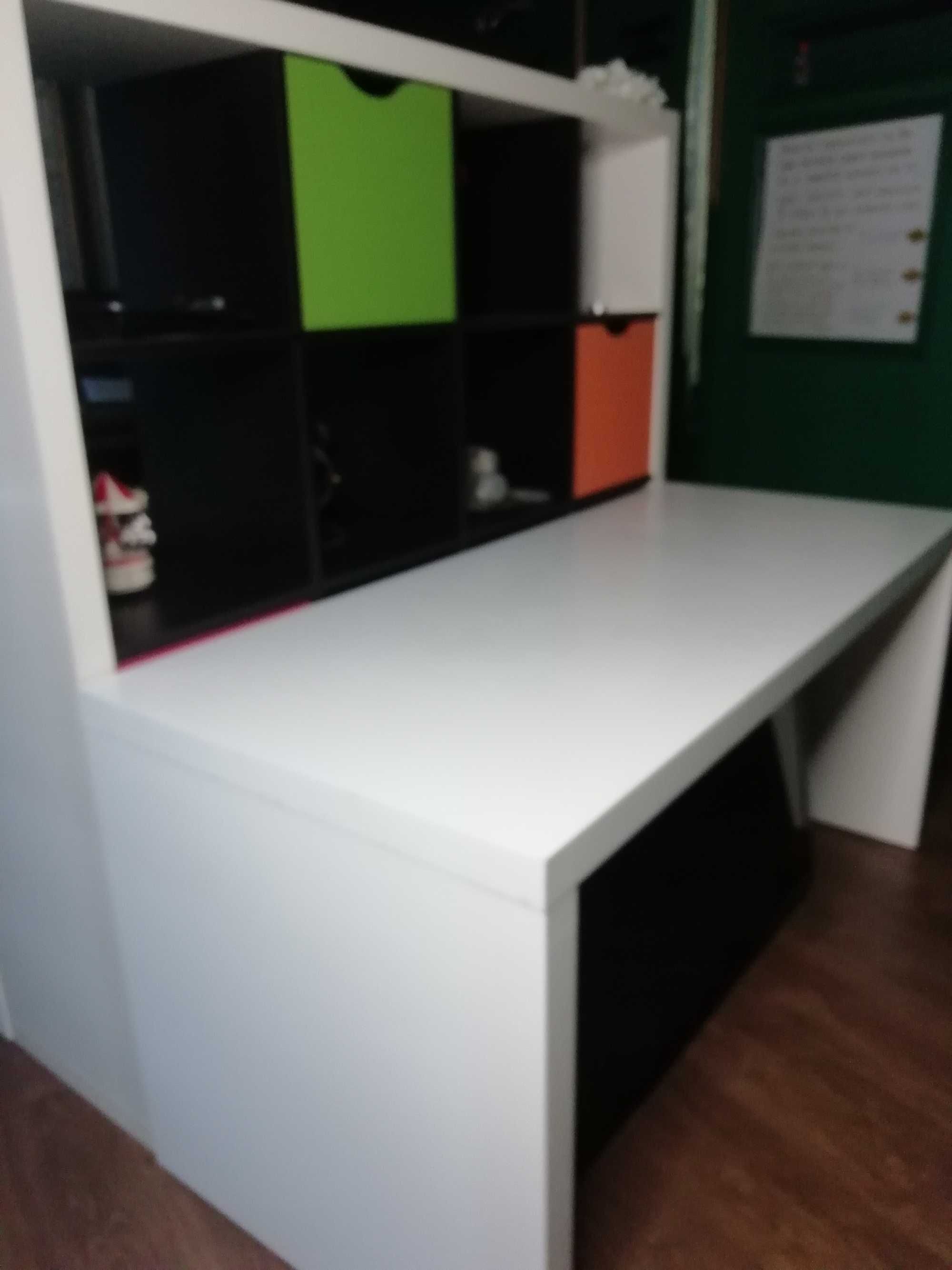 Mesa + Estante em cubos