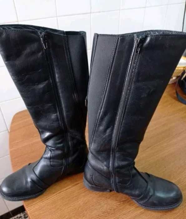 Botas cano alto .