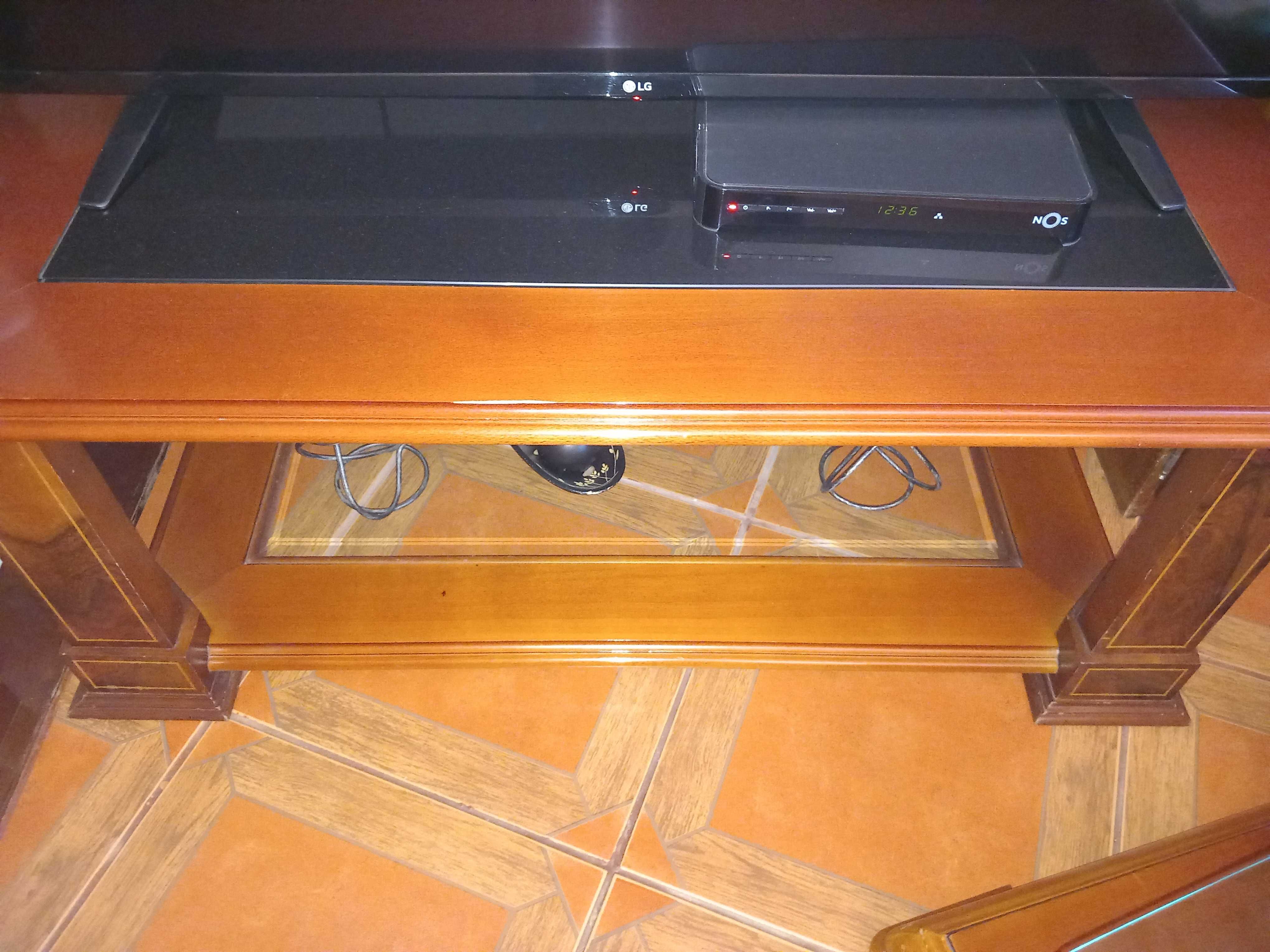 Mesa de vidro e madeira