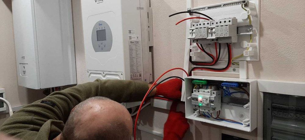 Монтаж систем безперебійного живлення , інверторів , літієвих батарей