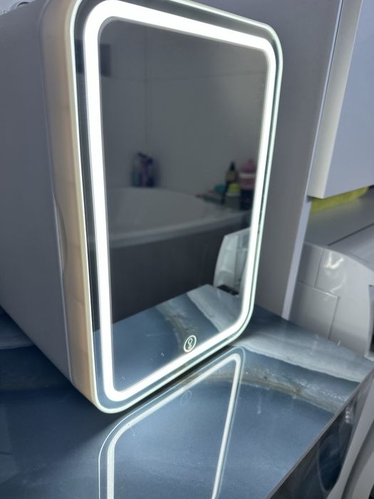 Lodówka na kosmetyki z lustrem led , chłodzi lub grzeje