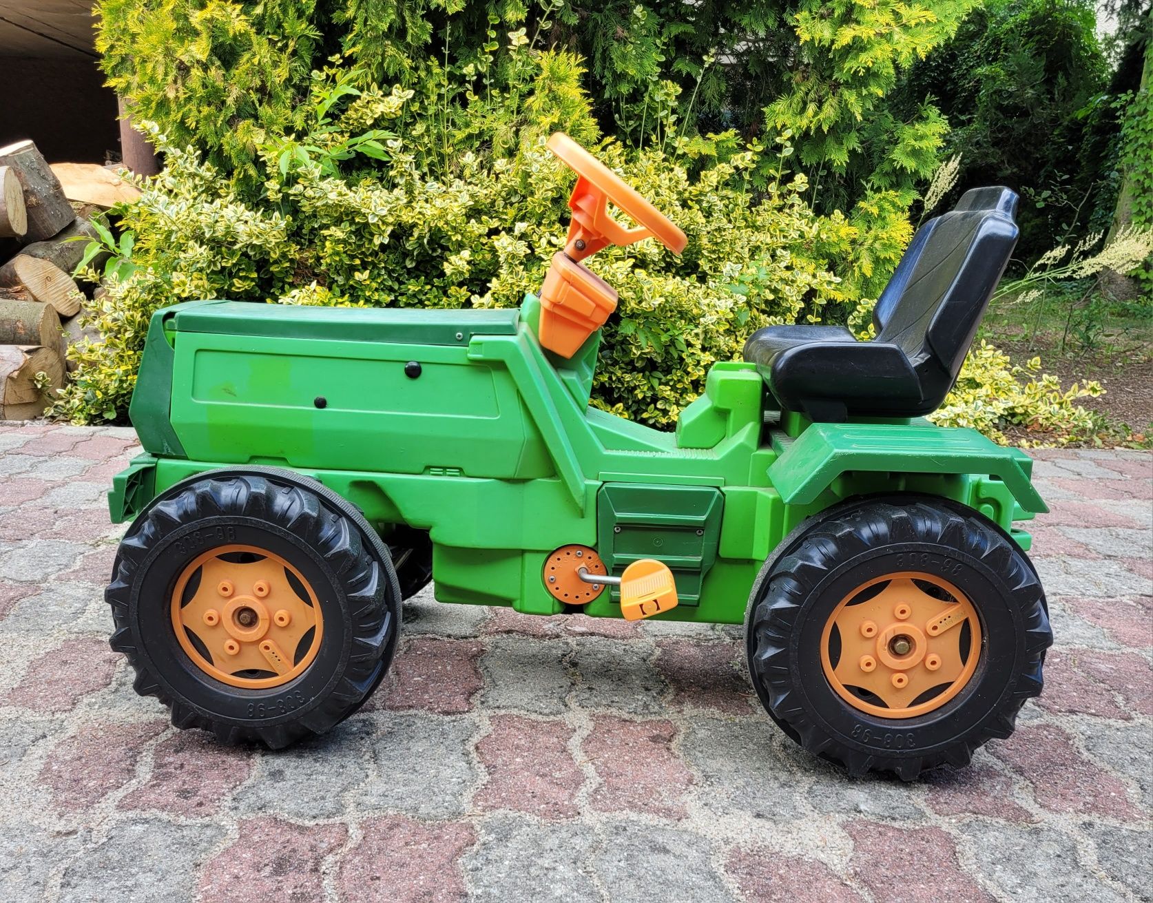 Zielony traktor na pedały zabawkowy