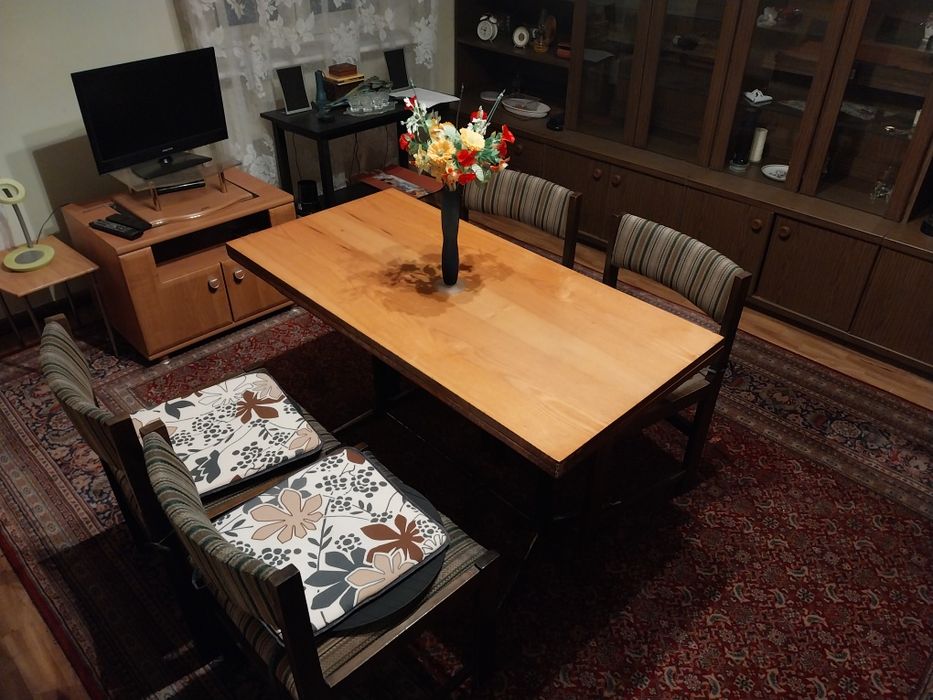 Stół plus dodatkowo 4 krzesła