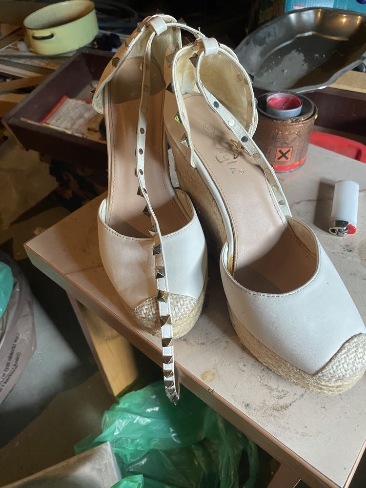 Buty na koturnie