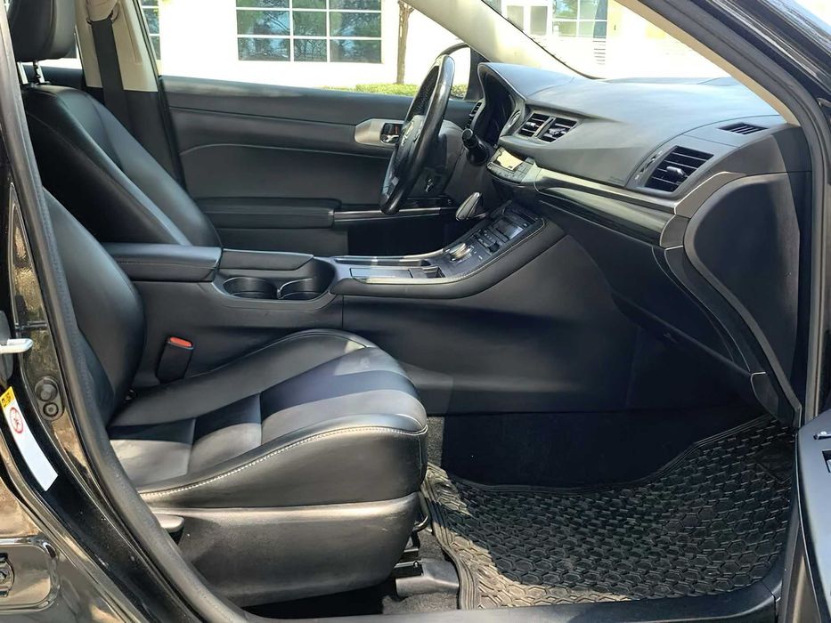 Lexus CT 200h Hybrid      2017