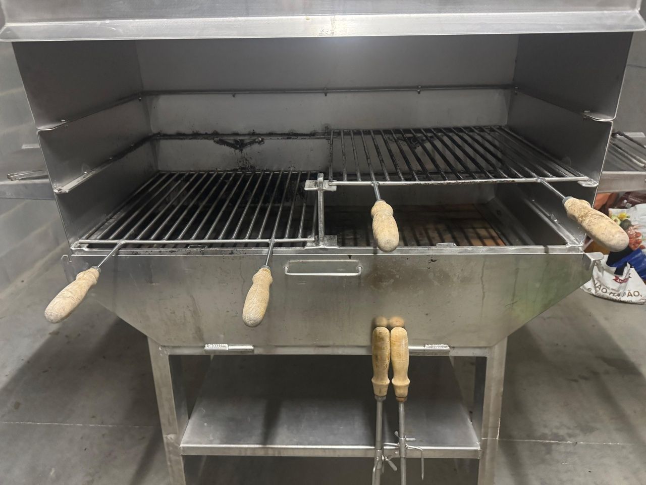 Barbecue/ Churrasqueira em Inox c/ Espetos e motor