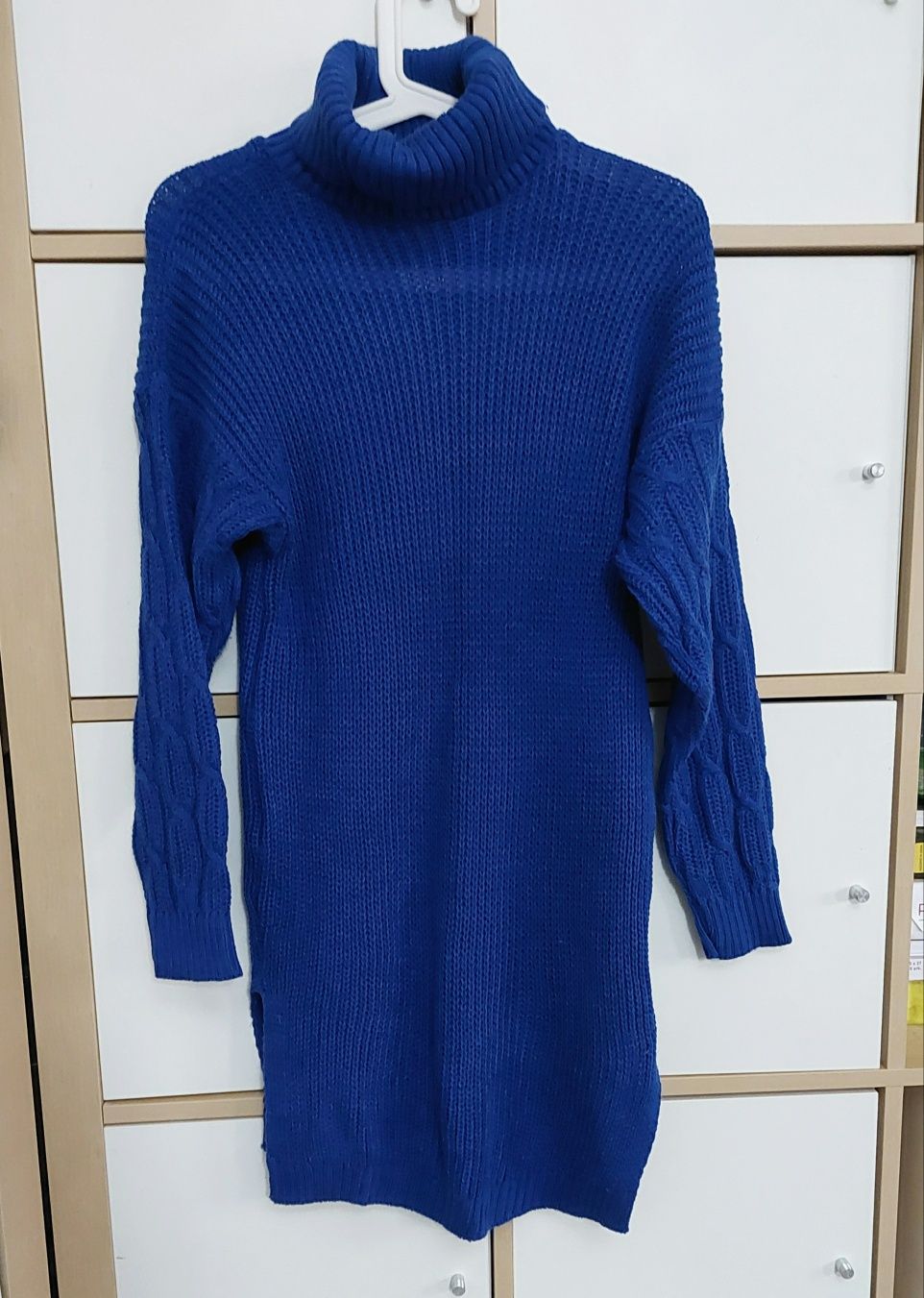 Niebieska sukienka sweterkowa długi sweter