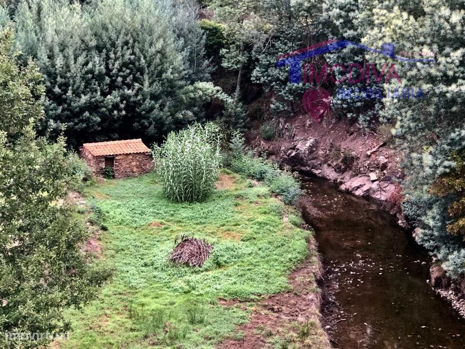 Terreno em socalcos com 700 m2 e anexo, a confinar com ribeira de Mega