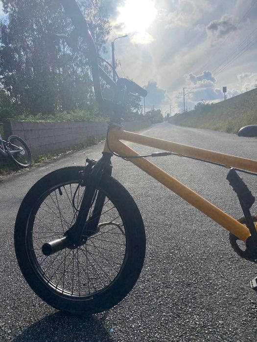 BMX amarela em ótimo estado