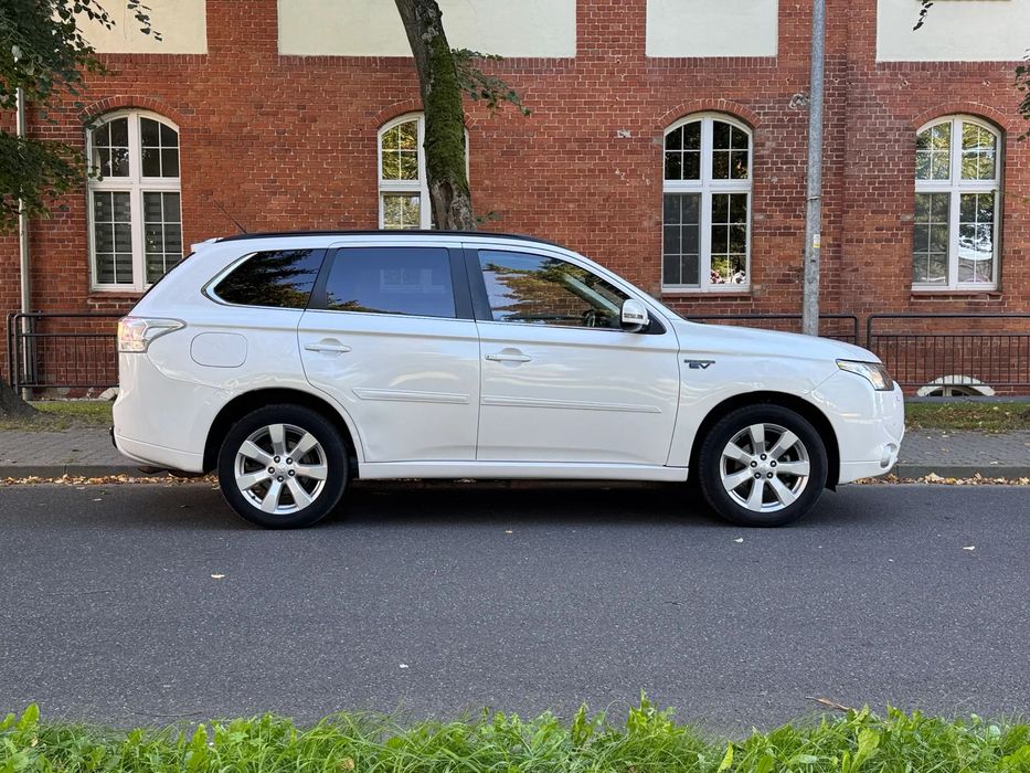 Mitsubishi Outlander 2013r. 2.0 Hybryda Plug In 4x4 Xenon Navi Skóra ACC Asystent Pasa