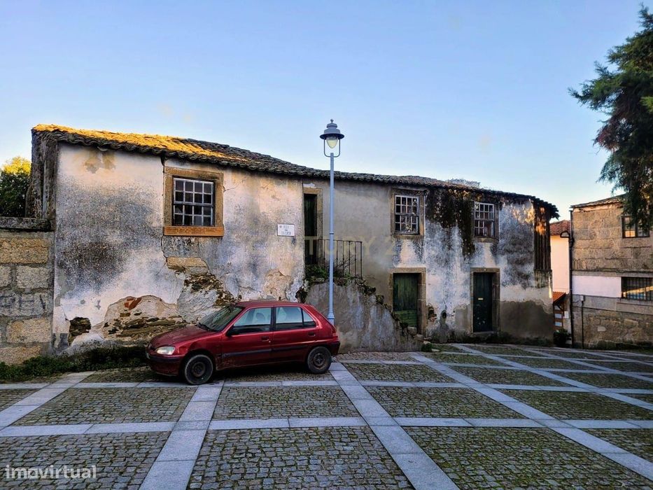 Casa Típica com Alpendre em Vila Flor, Trás-os-Montes e Alto Douro