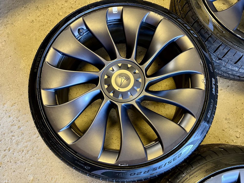 Komplet kół letnich TESLA Uberturbine 235/35R20. Felgi 5x114.3.