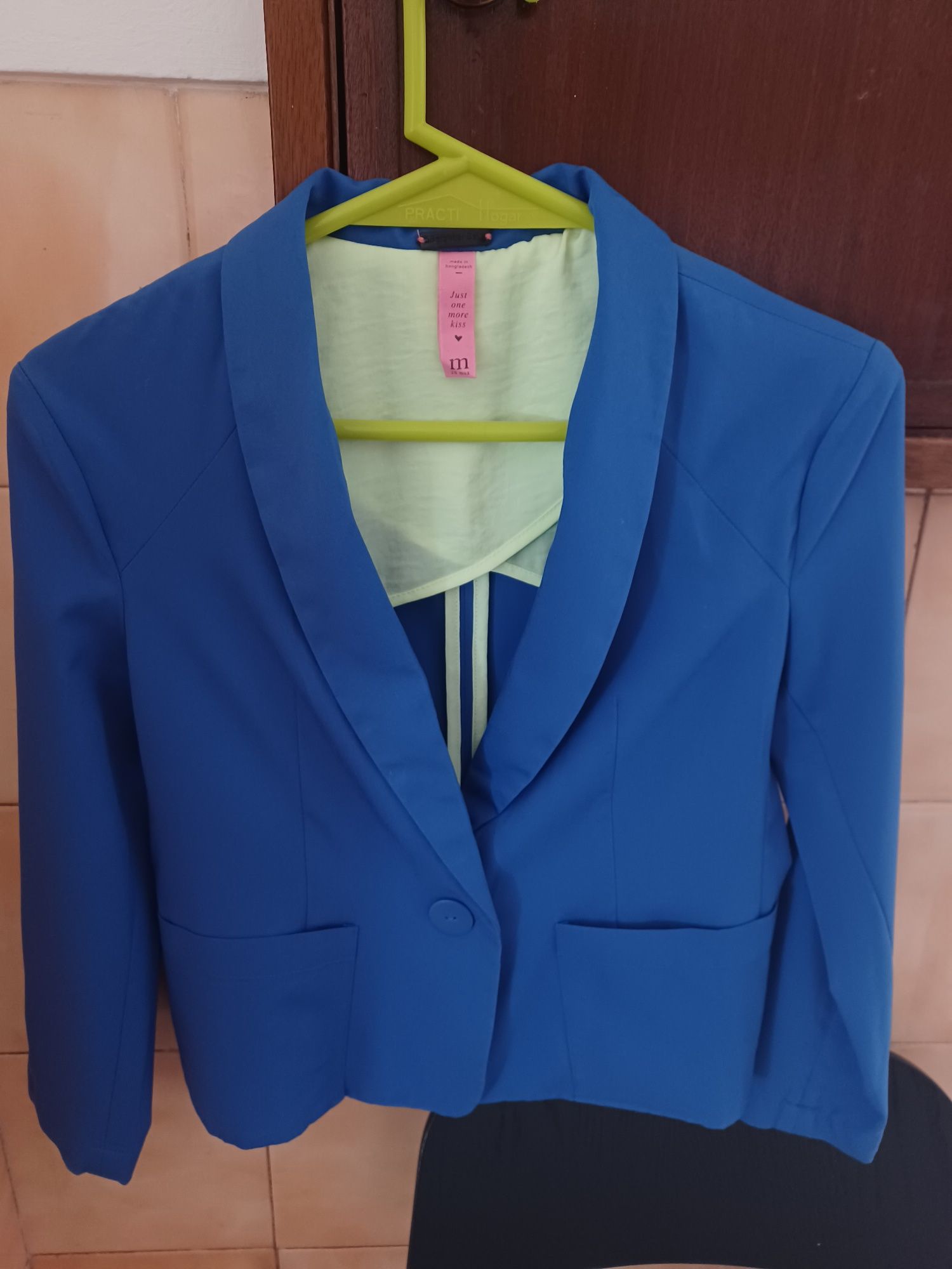 Blazer Bershka bonito, azul vistoso, alegre e elegante.