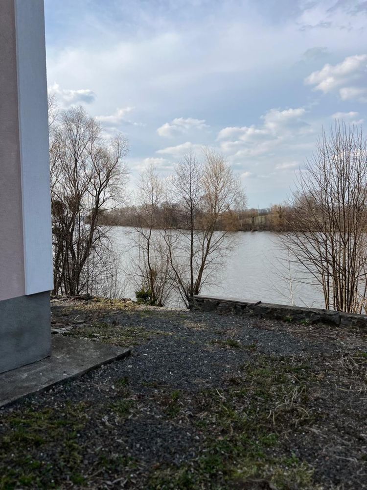 Будинок поряд водойми! Ідеально!