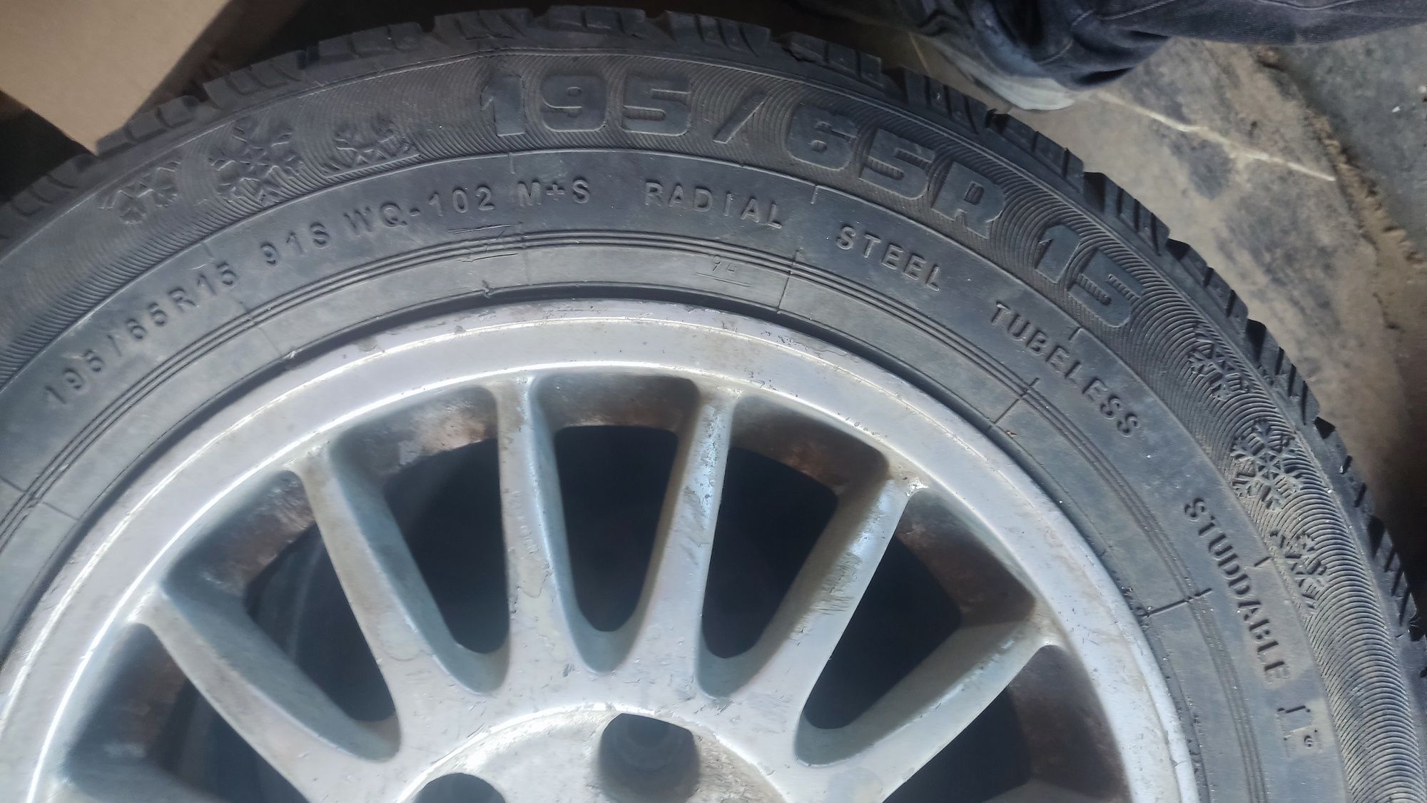 Два колеса 195/65  r 15 на 5 болтів ( титани ,зимова резина )