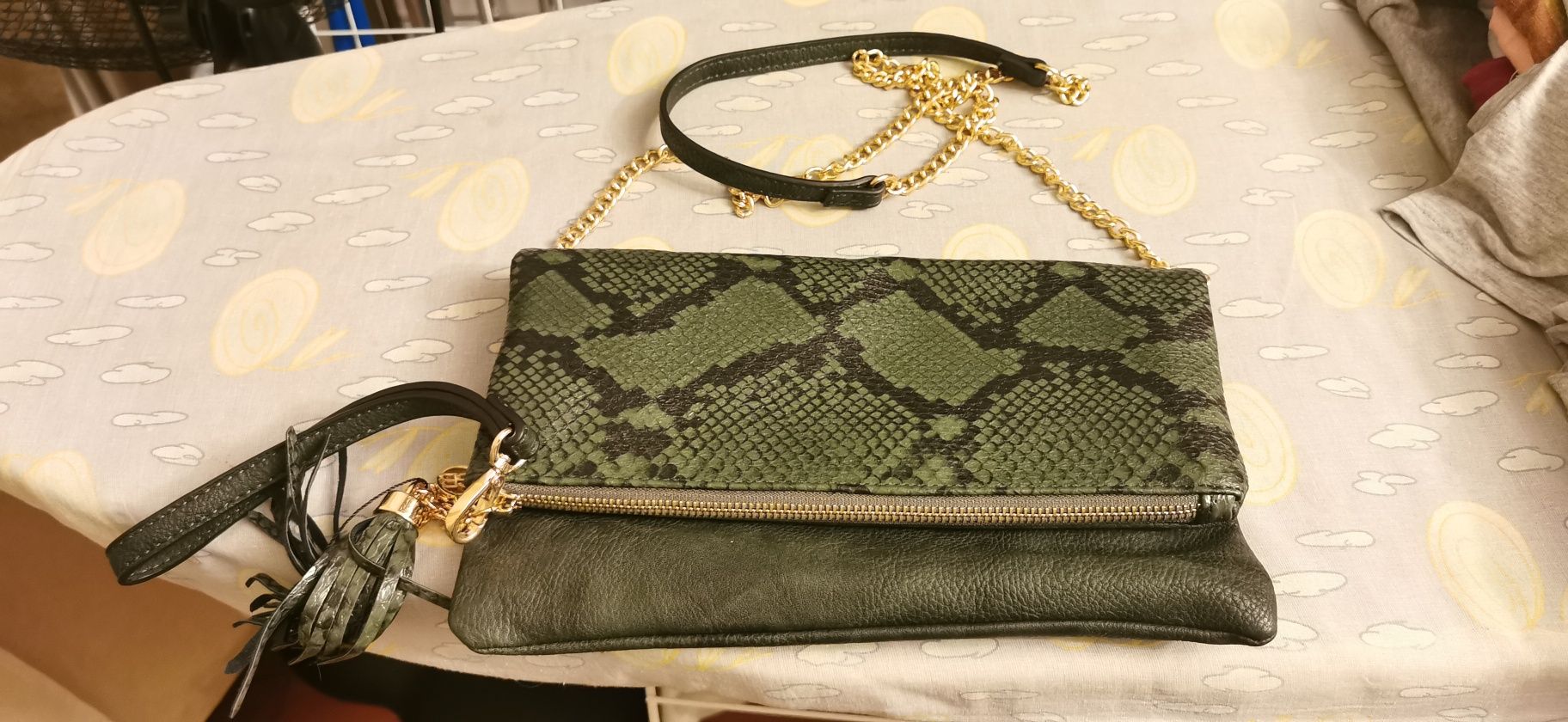 Mala tiracolo verde com alça com corrente dourada
