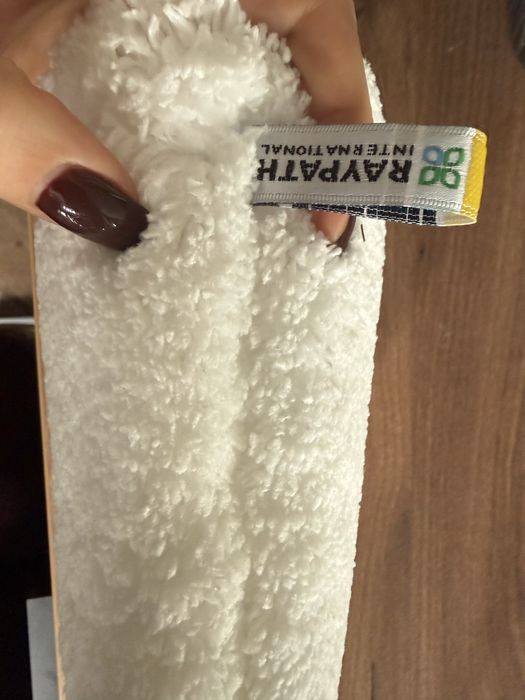 Rękawica Biała NOVA , do mycia powierzchnic przy pomocy samej wody .