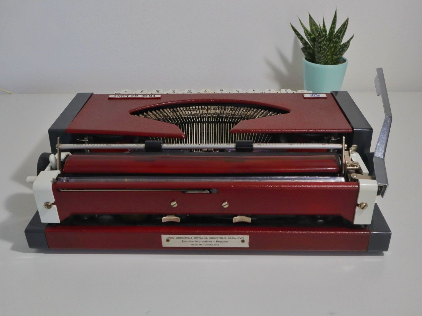 Máquina de escrever antiga tbm de Luxe