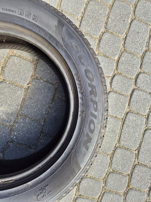 Opony zimowe 2 sztuki  Pirelli  R17.   215x65.  Nowe
