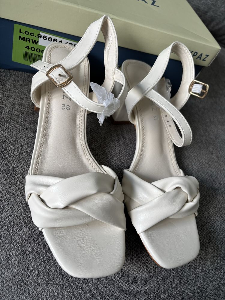 Sandalias brancas Maripaz