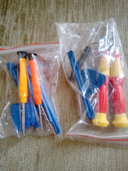 Набор инструментов для ремонта телефона.