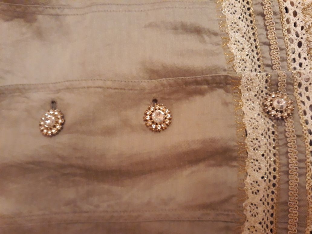 Роскошная льняная блуза- пиджак с мережками и вышивкой.