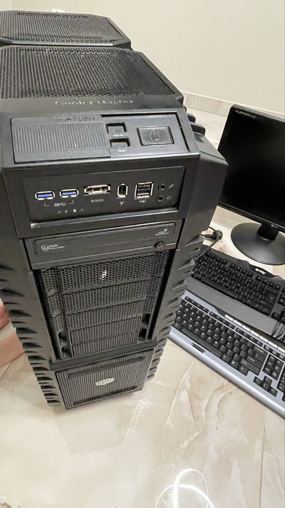 Monitor komputerowy LG Flatron z klawiaturami  komputerem