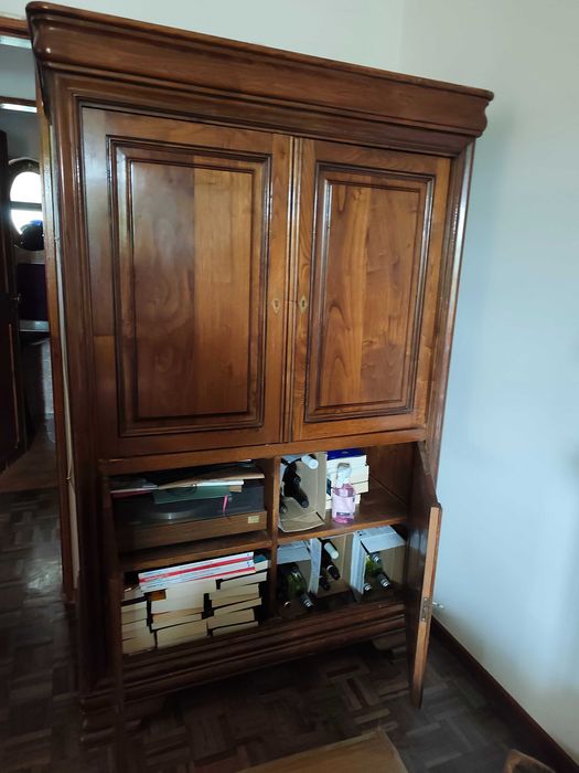 Móvel para TV com portas