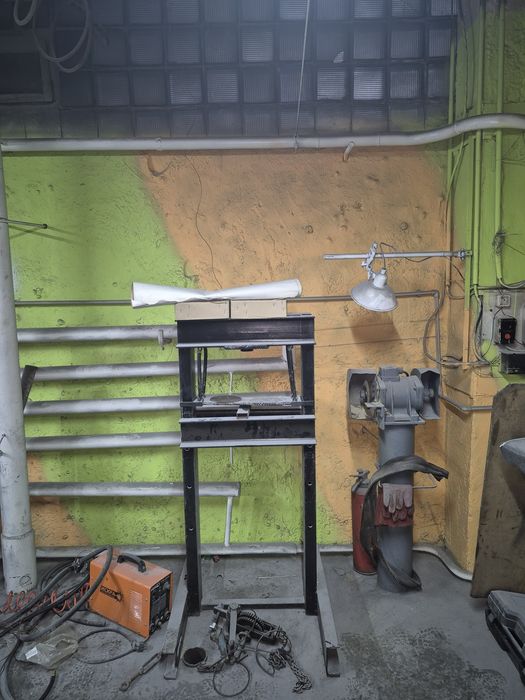 Продам сто с инструментом