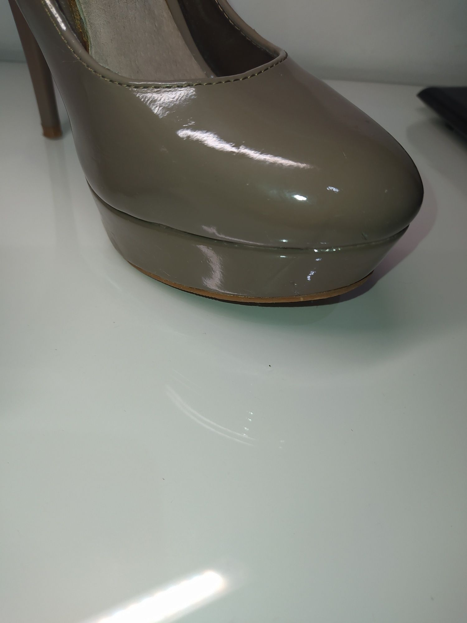 Buty na obcasie lakierek
