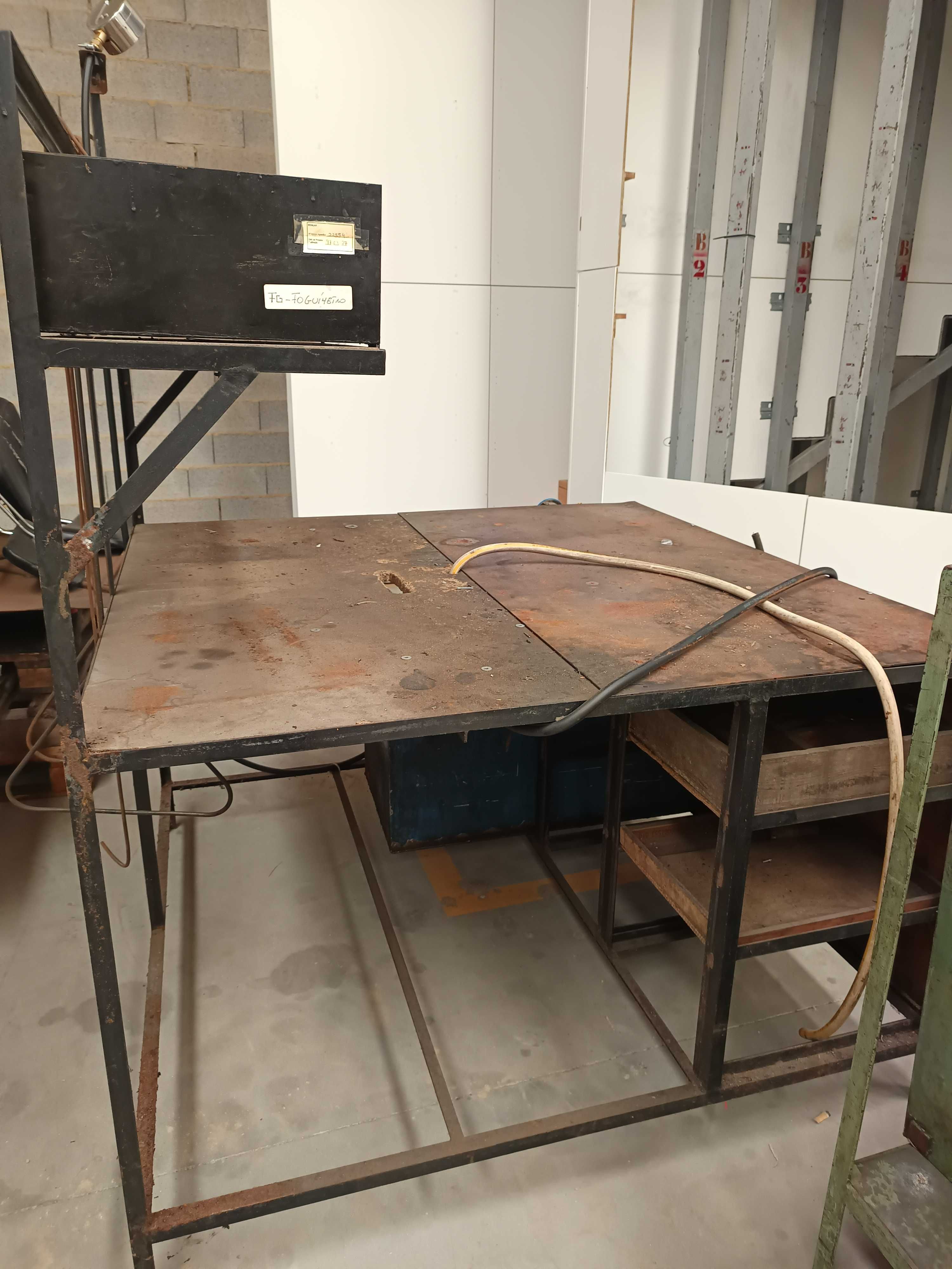 Bancada de trabalho industrial com sistema de aspiração ou filtragem