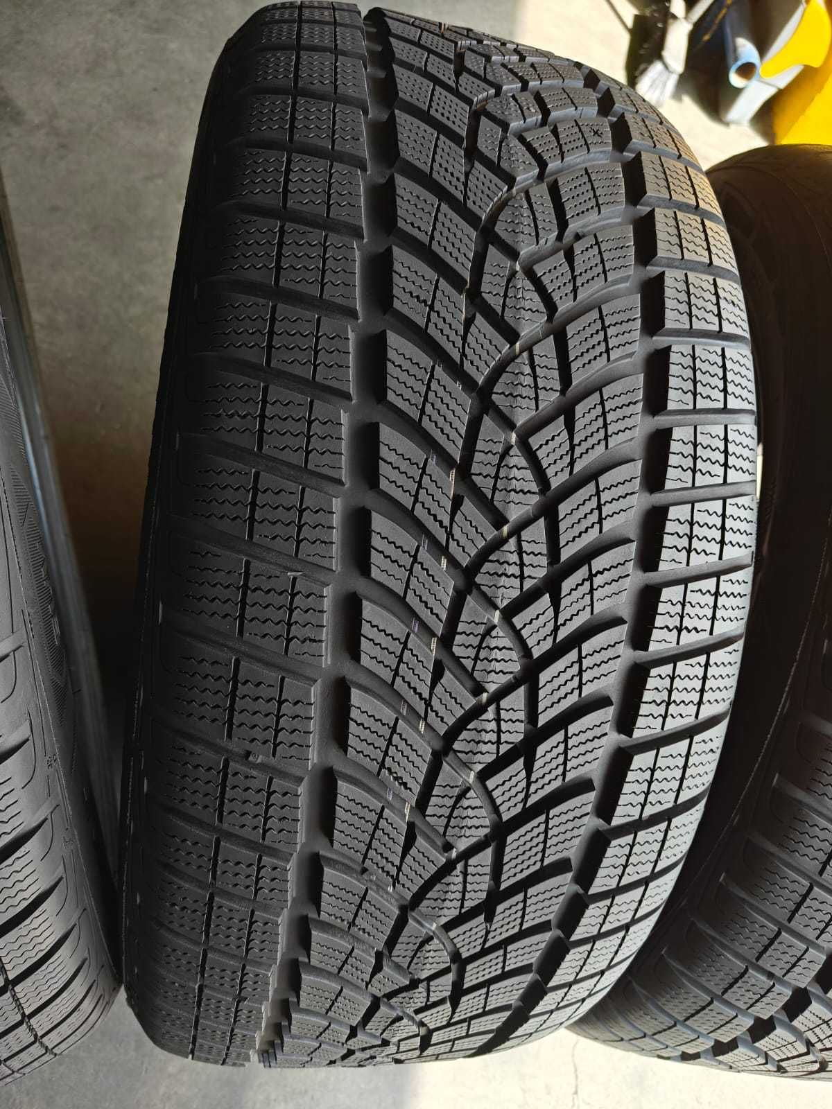 R20 275 45 шини зимові в ідеалі GoodYear Ultragrip Ice SUV майже 24р