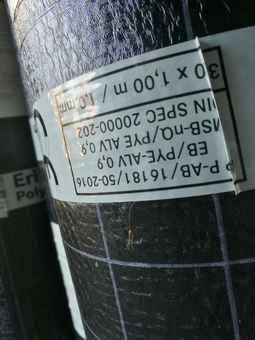 Polimerowo bitumiczna membrana paroizolacyjna z wkladem aluminiowym