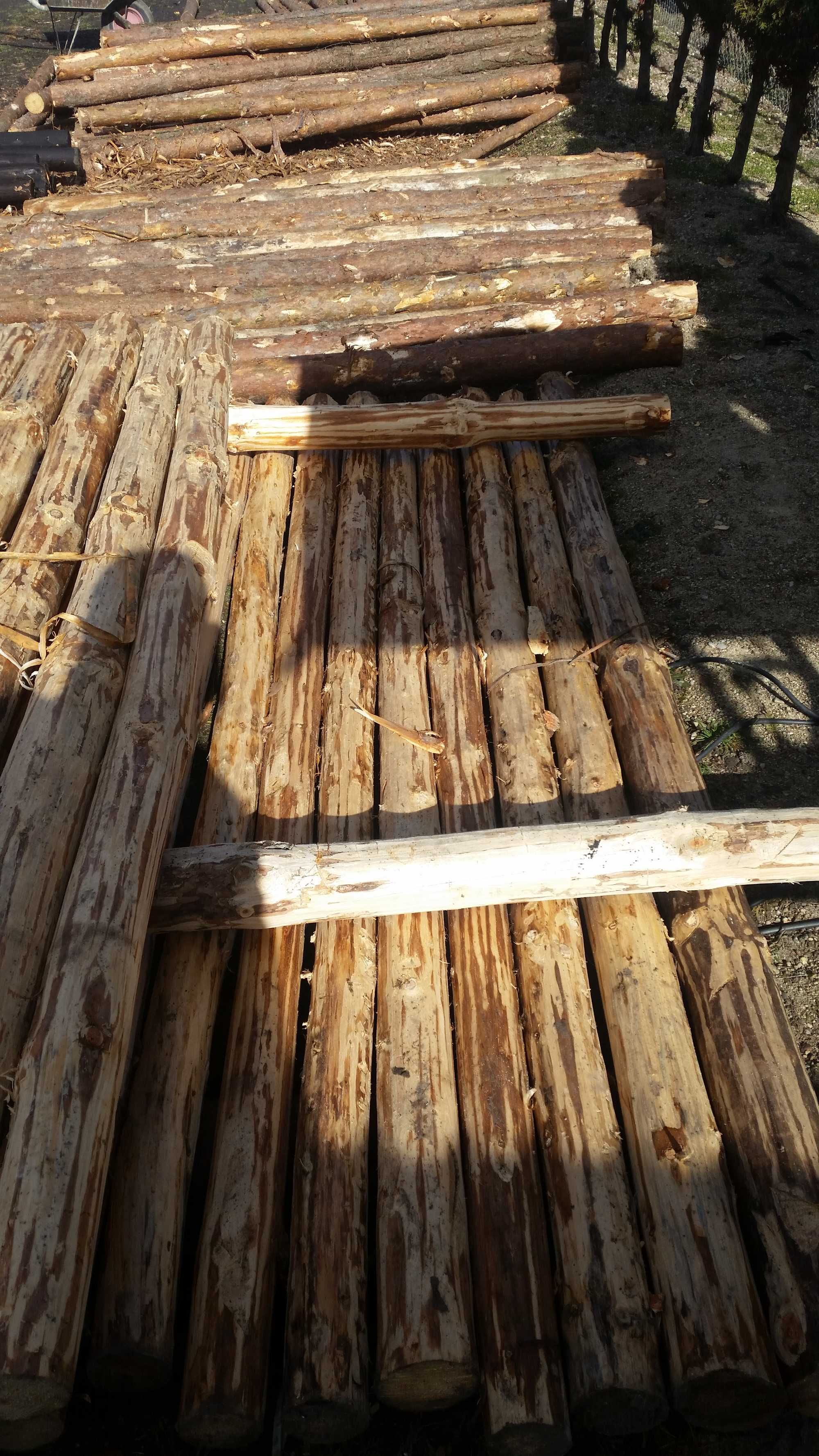 stemple ,słupki drewniane, kołki, paliki  ogrodzenie budowlane
