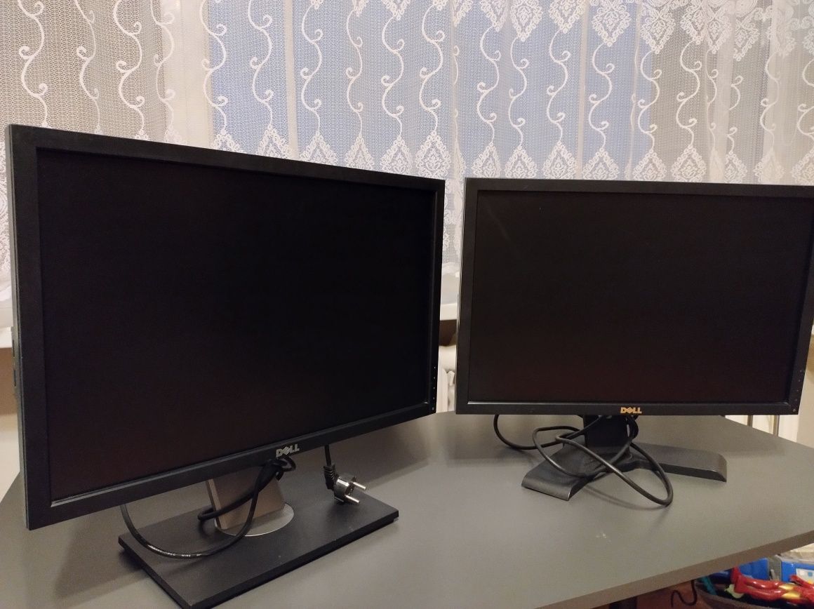 Sprzedam dwa monitory Dell P2210f.