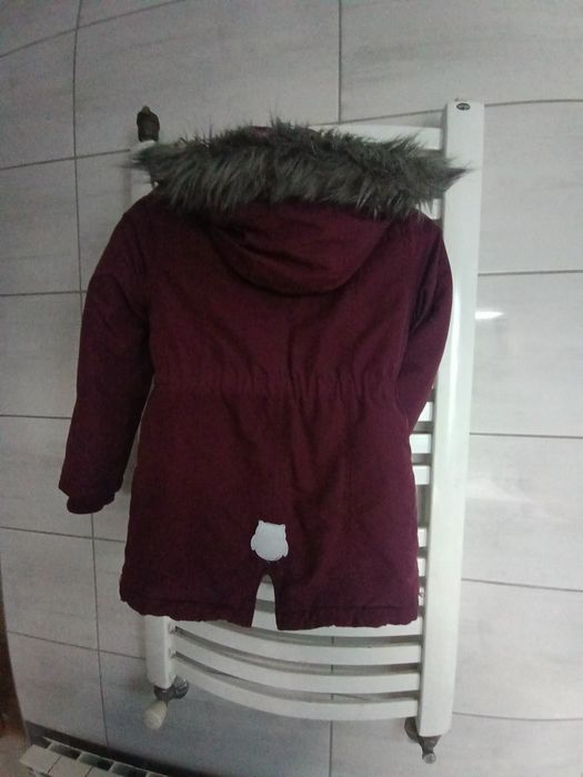 Zimowa kurtka dziewczęca rozm 122 z odpinanym kapturem