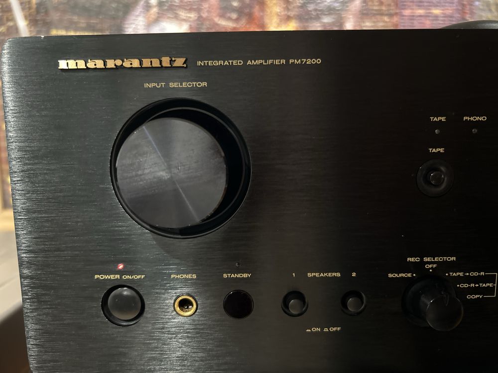 Amplificador Marantz PM-7200 com comando.