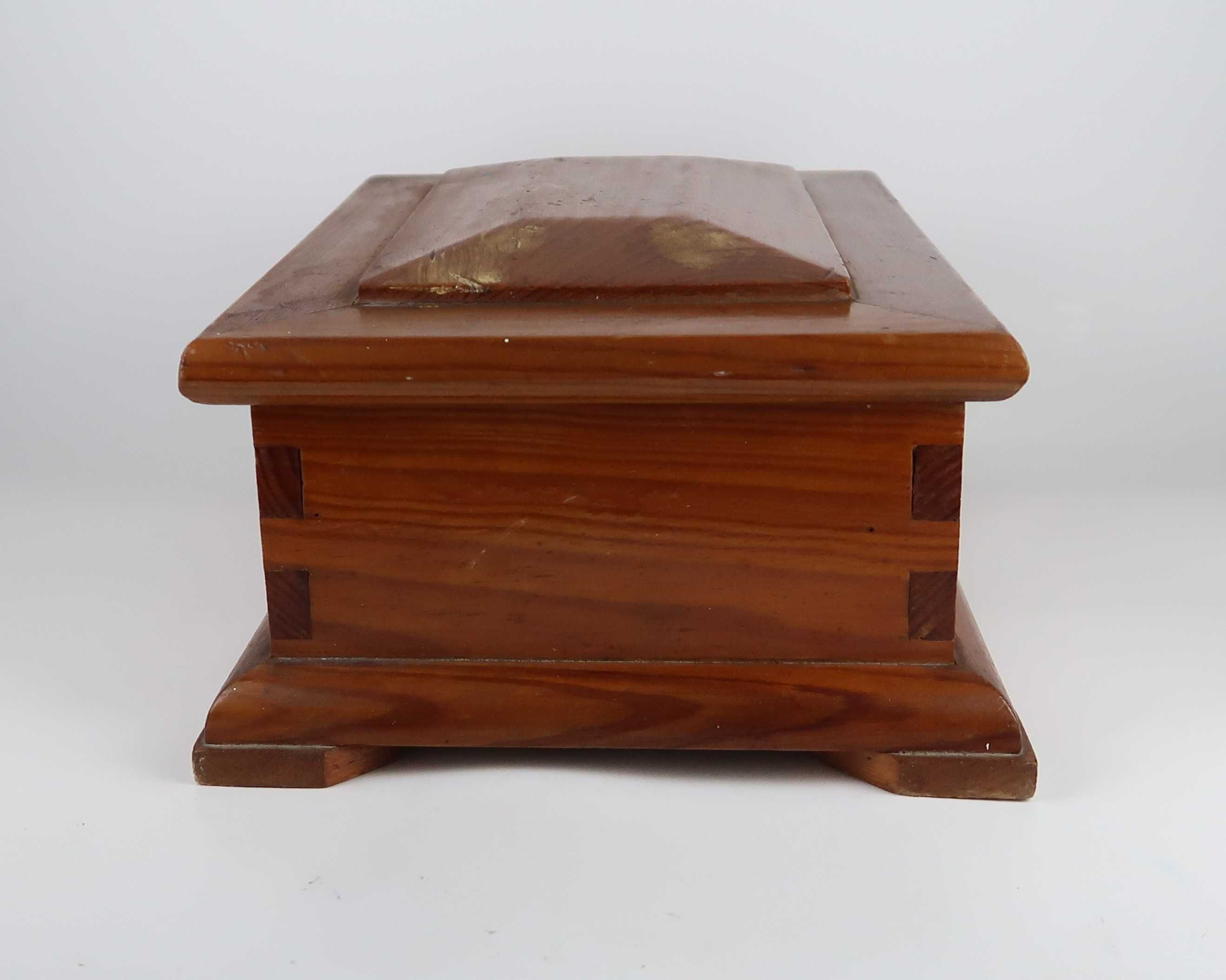 Caixa antiga em madeira - 21x29.5x13(A) cm.