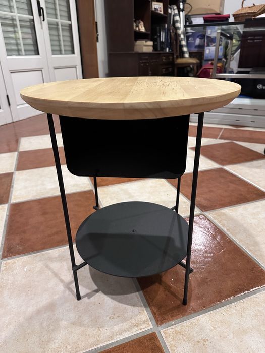 Mesa de apoio em madeira clara