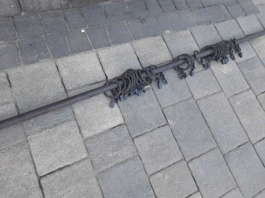 Metalowy karnisz kuty czarny z żabkami + uchwyty pełna rura 2,5 cm