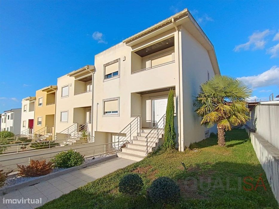 Moradia T4 de gaveto com excelentes áreas interiores e exteriores, ...