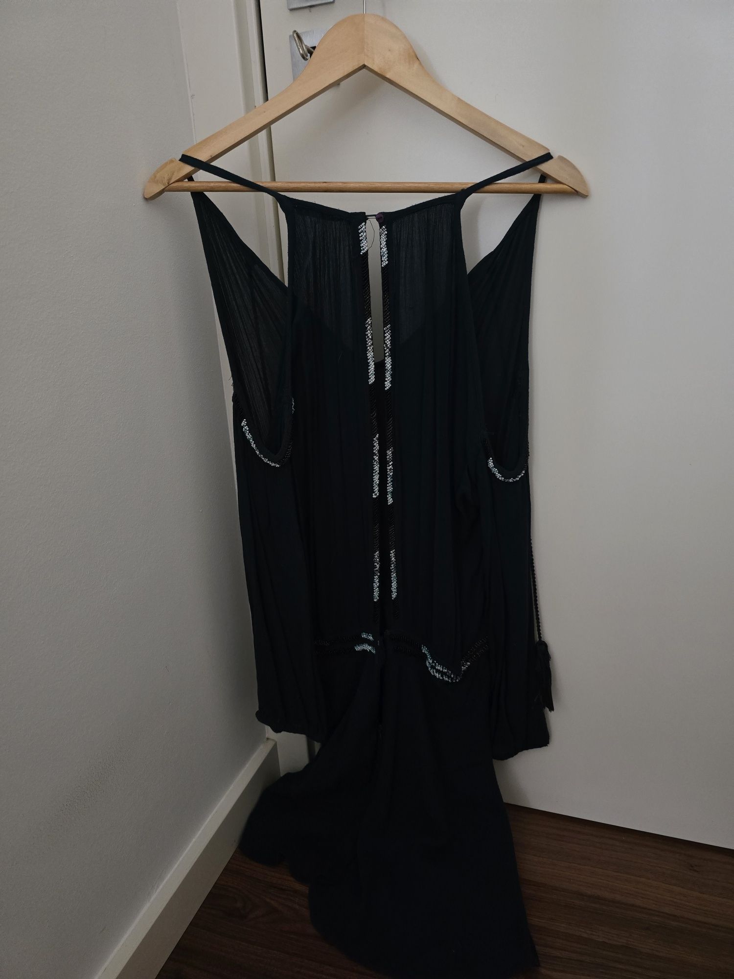 Vestido com costas abertas e ombros