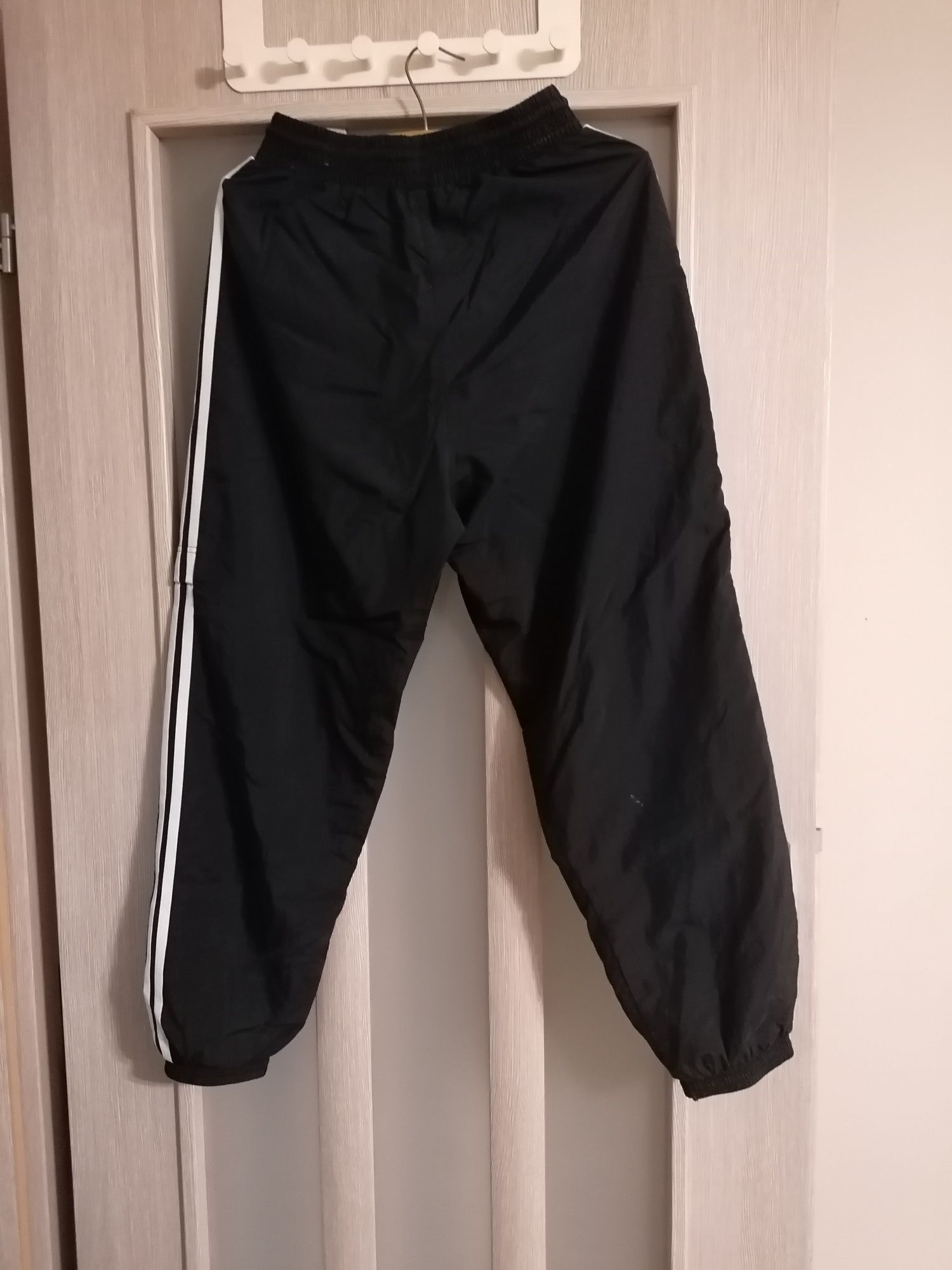 Luźne spodnie Adidas 34-track pants