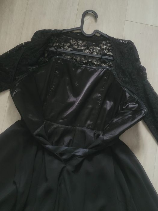 Czarna sukienka swing m z koronką paskiem w talii