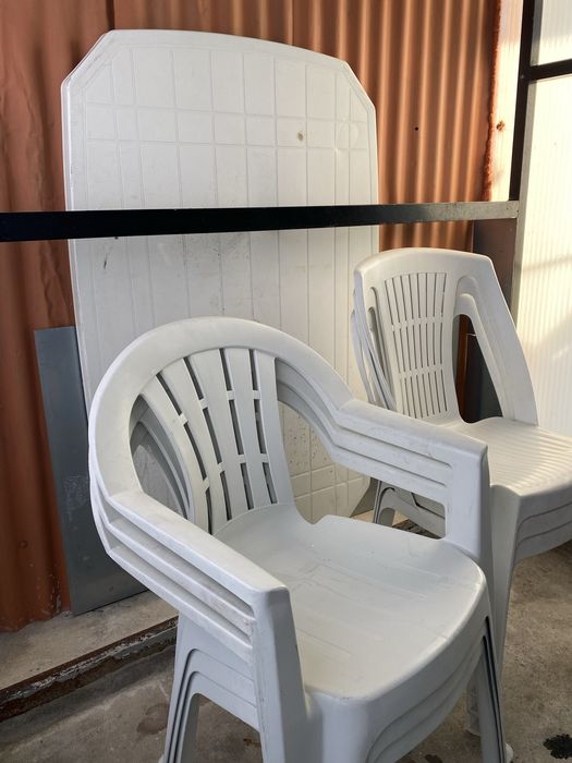 Cadeiras +mesa em plastico