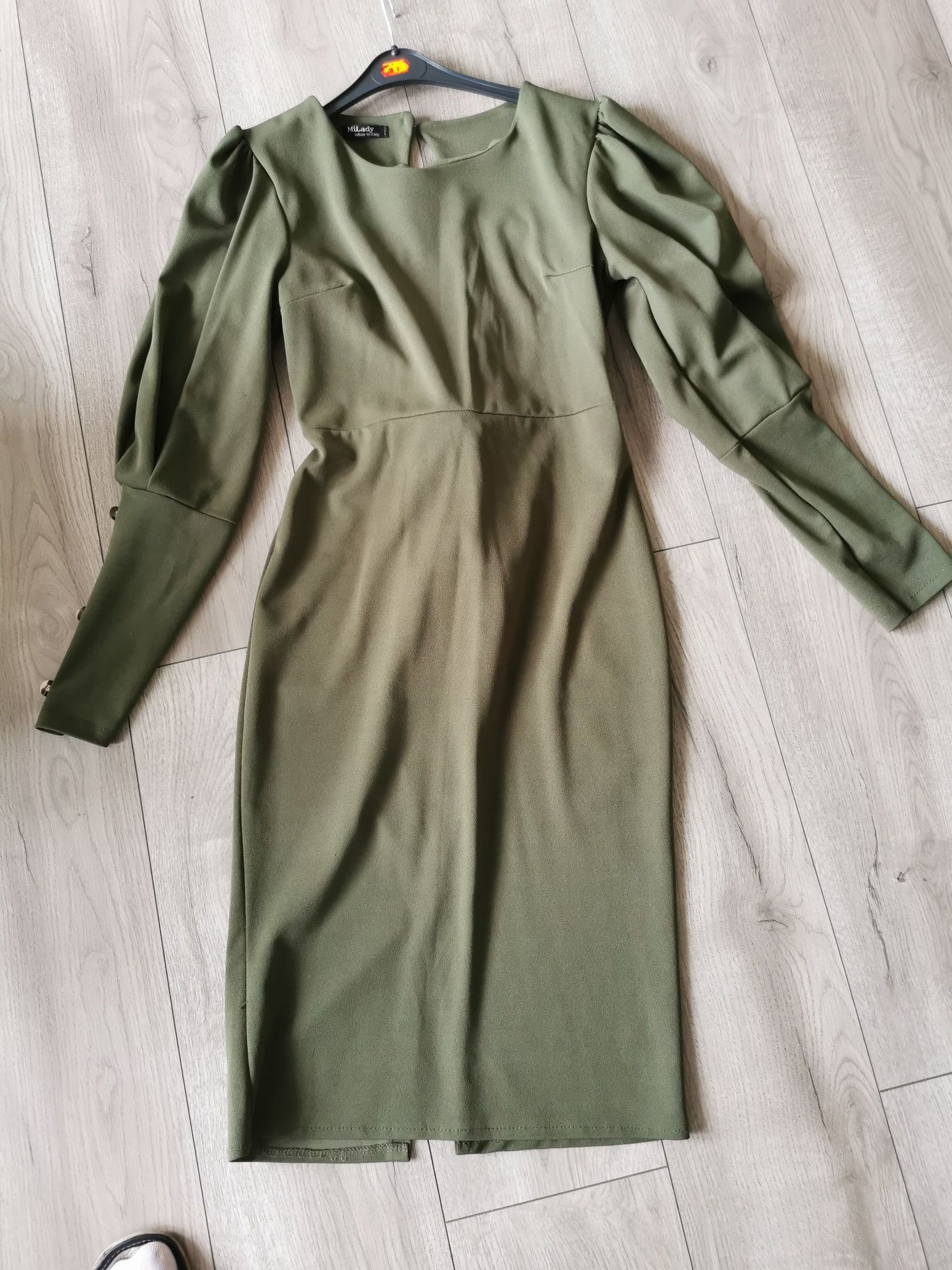 Elegancka sukienka khaki z efektowym wiązaniem na plecach