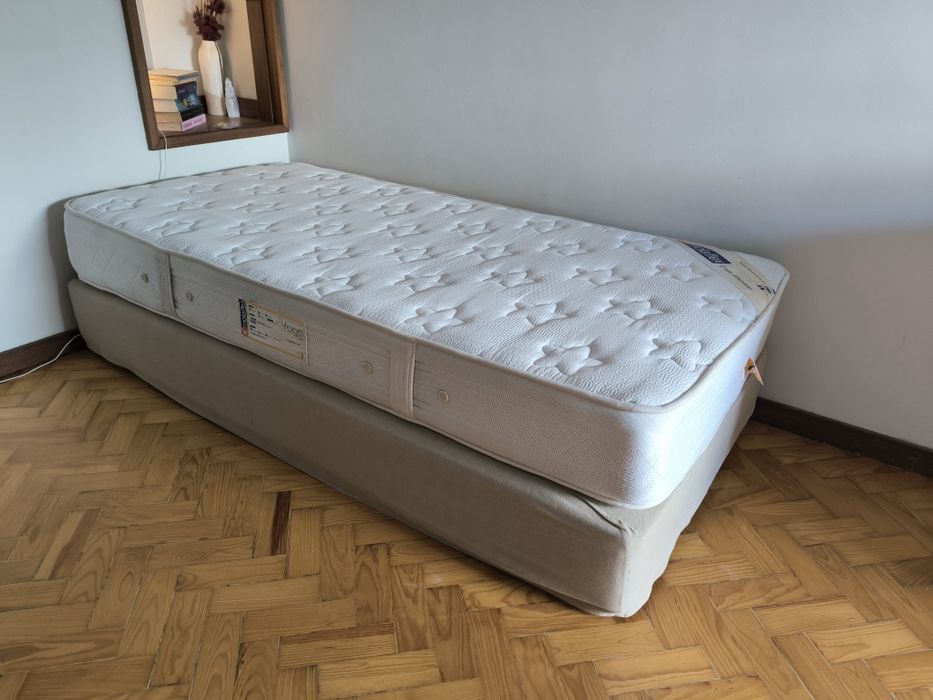 Cama solteiro e colchão (ambos Molaflex)